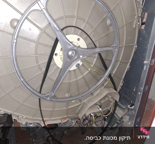 תוף מכונת כביסה עם רצועה ומנוע חשמלי